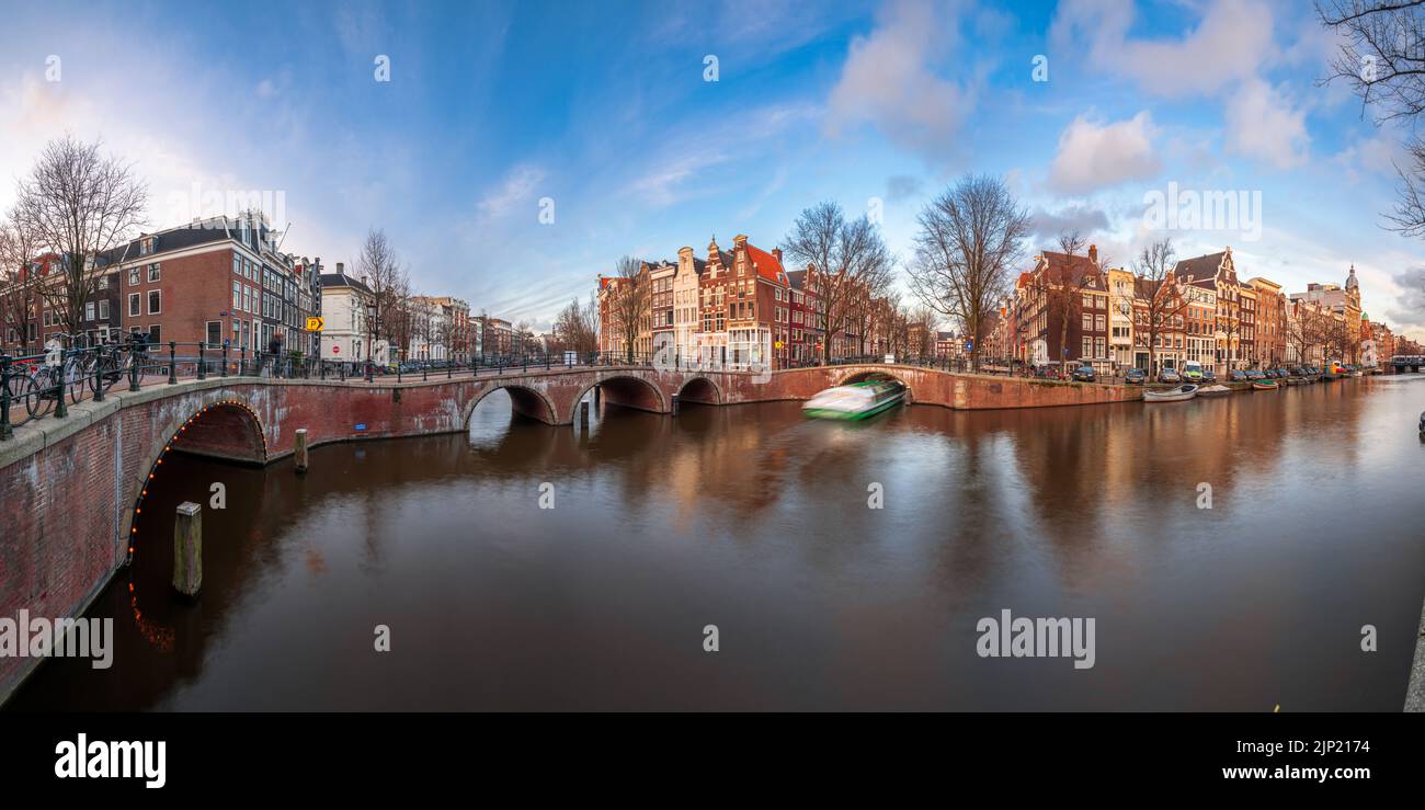 Ámsterdam, Países Bajos desde los famosos puentes y canales al atardecer. Foto de stock