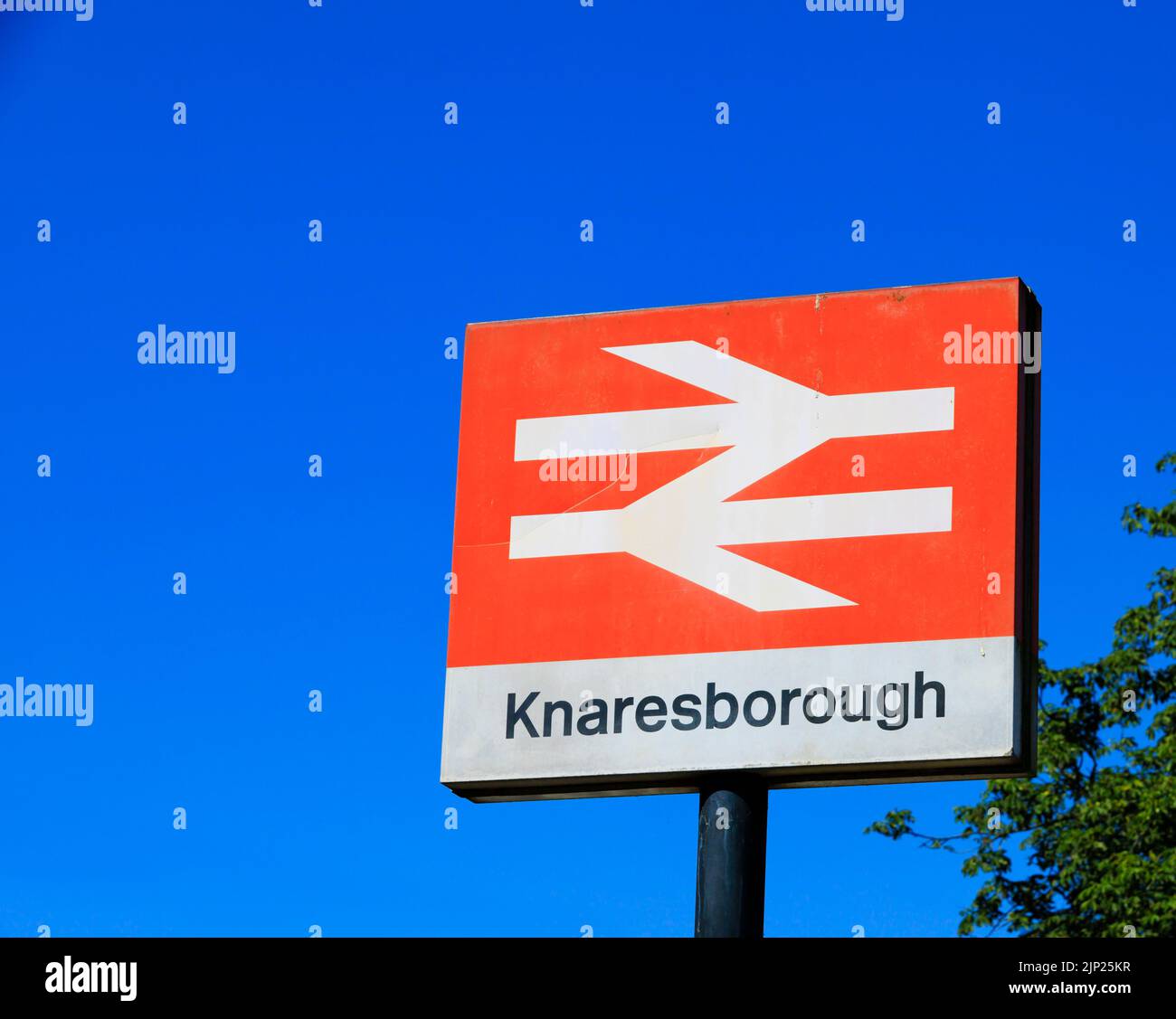 British Rail Station señal de la estación de Knaresborough contra el cielo azul brillante. North Yorkshire, Inglaterra Foto de stock