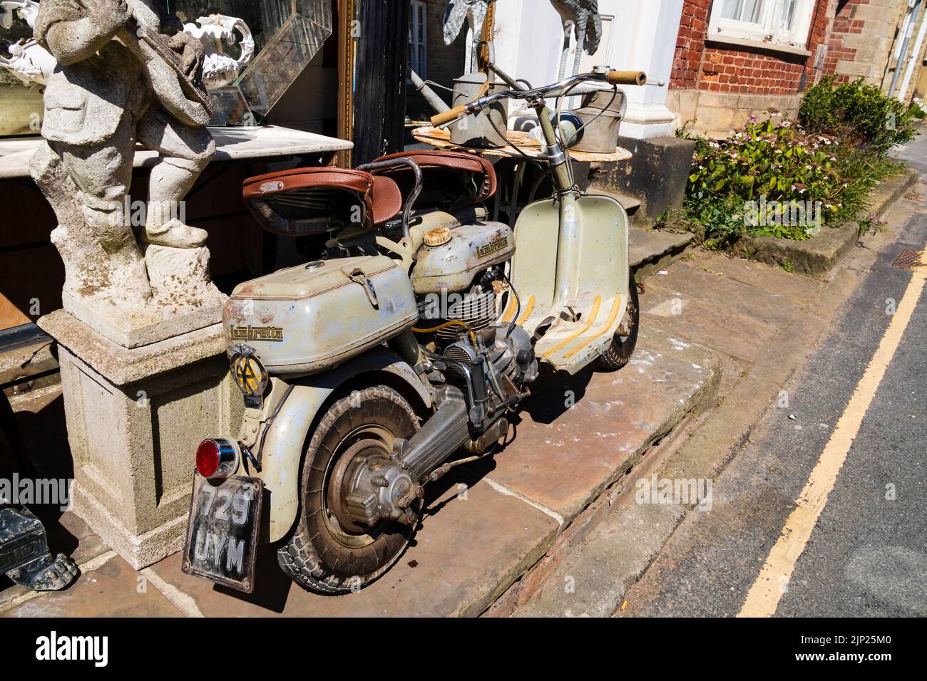 1954 Lambetta Innocenti scooter de 125 cc fuera de una tienda de antigüedades en Knaresborough, Yorks. Foto de stock