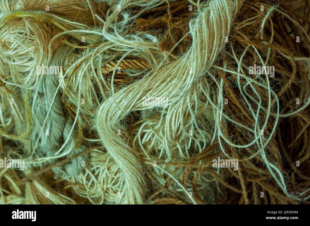 Tintes naturales de plantas - Patrimonio , Moda y Textiles - Detalle abstracto de bobinas de lana teñida naturalmente . Foto de stock