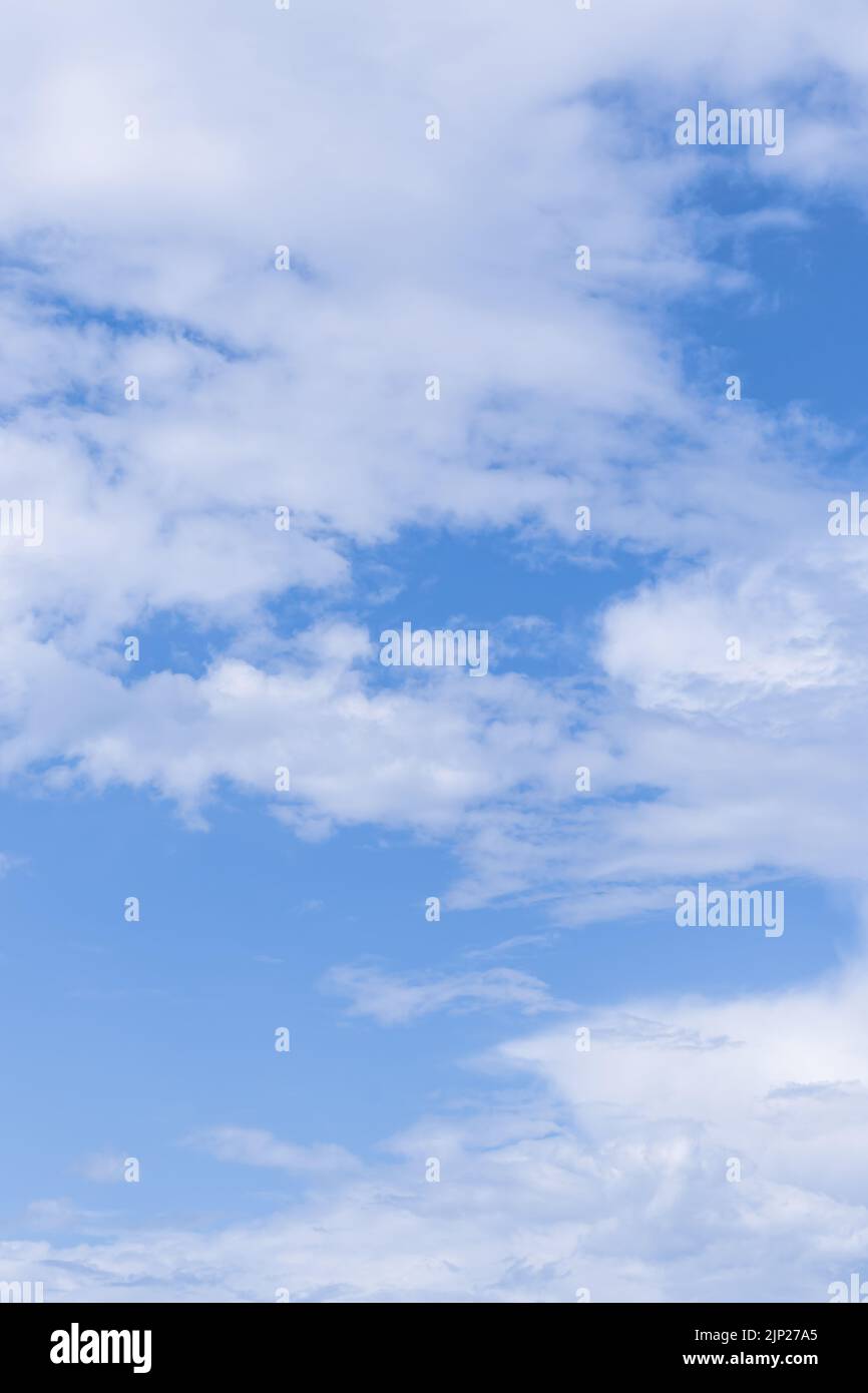 Cielo azul claro y hermosas nubes blancas. Cumulus nube, fondo de la naturaleza. Cloudscape. Fondo de pantalla abstracto, patrón de cielo. Temporada de verano. Ropa cálida Foto de stock