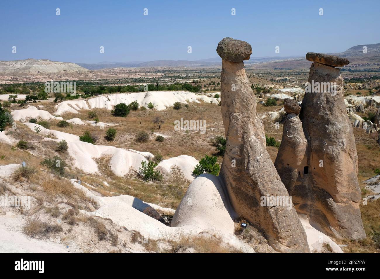 Formaciones de piedra cerca de Göreme Nevsehir Cappadocia Anatolia Turquía Foto de stock