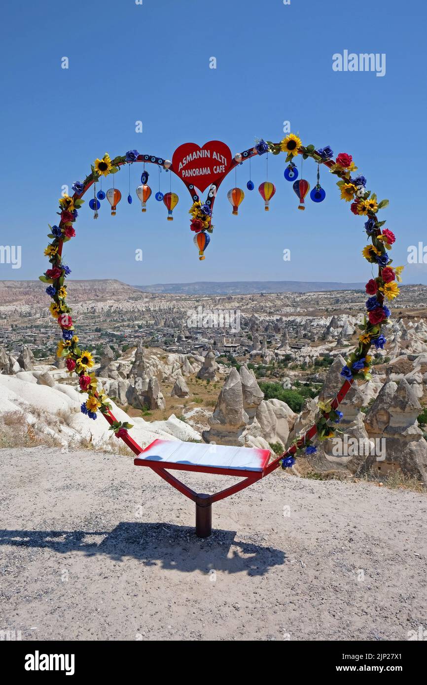 Vista a través del corazón de Ürgüp Nevsehir Cappadocia Anatolia Turquía Foto de stock