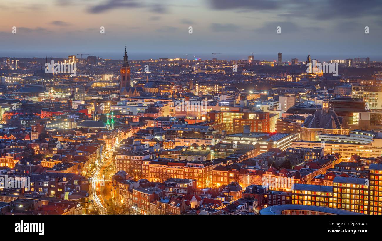 La Haya, Países Bajos, paisaje urbano con torres históricas en la distancia al atardecer. Foto de stock
