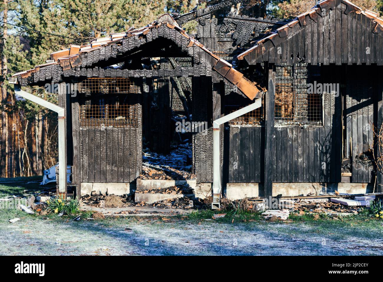 Detalle de la estructura de madera quemada de una casa después del incendio, enfoque selectivo Foto de stock