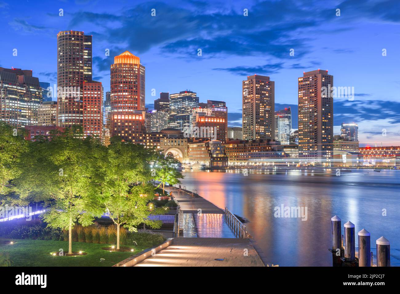 Boston, Massachusetts, EE.UU. El horizonte del centro de la ciudad y el muelle al crepúsculo. Foto de stock