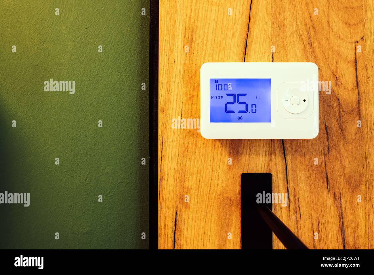 Unidad de control del sistema de termostato de calefacción doméstica con pantalla lcd Foto de stock