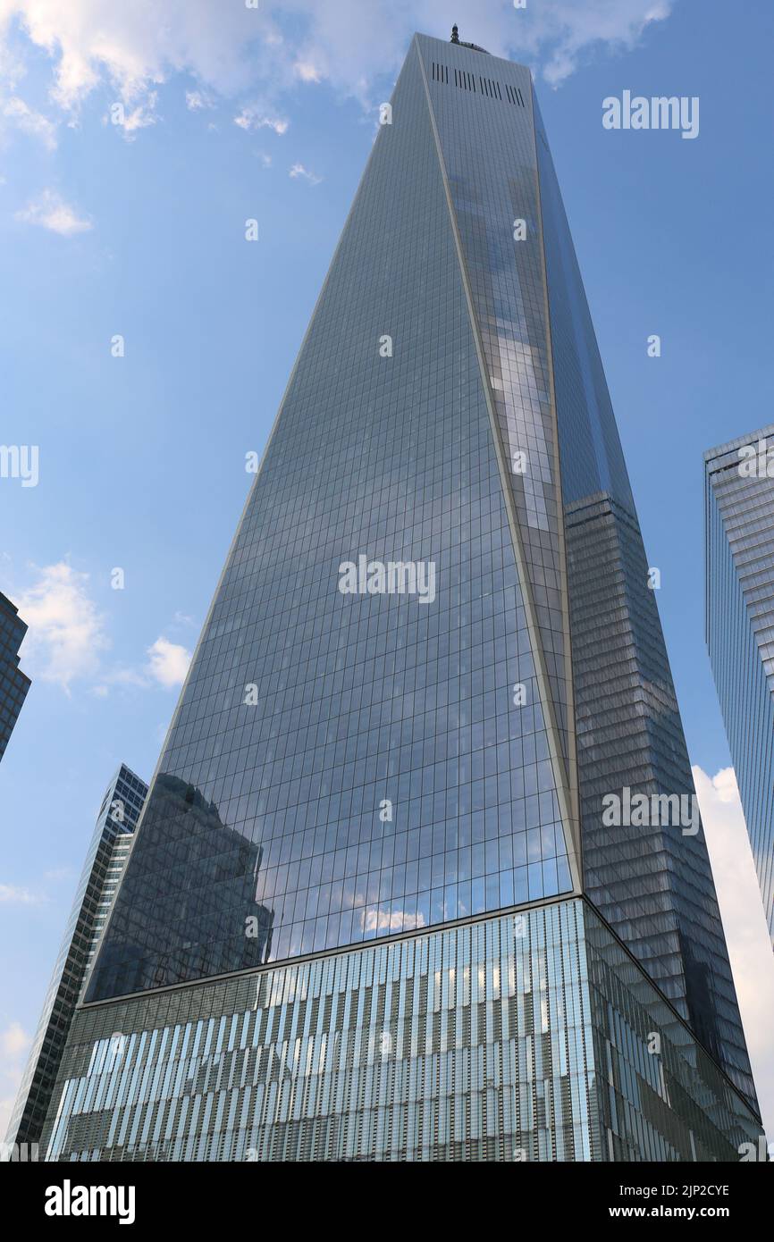 Una imagen vertical de ángulo bajo de un World Trade Center, Nueva York, EE.UU Foto de stock