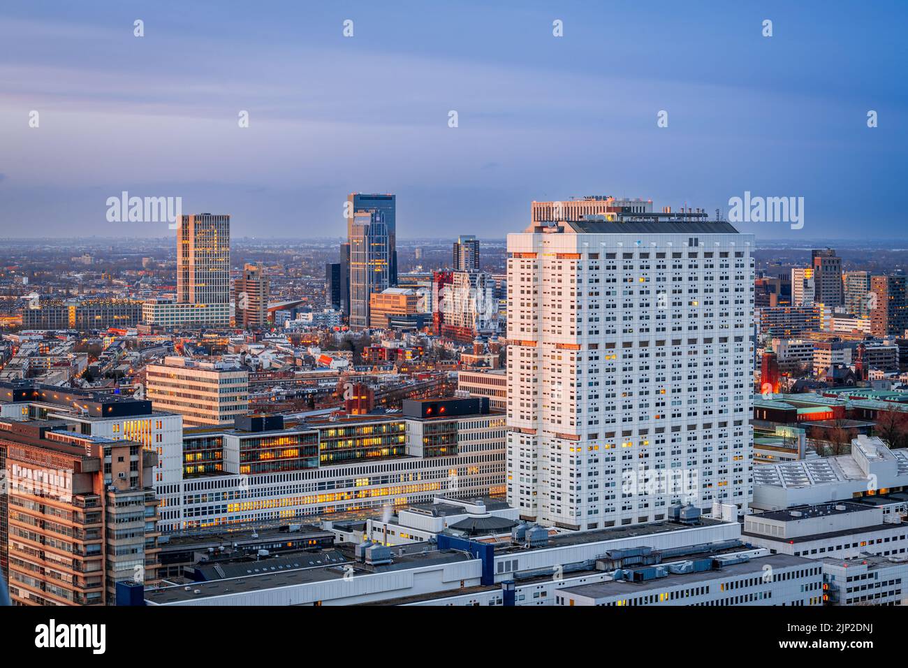 Rotterdam, Holanda, horizonte de la ciudad al atardecer. Foto de stock
