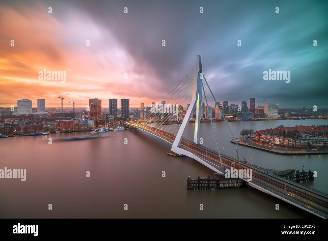 Rotterdam, Países Bajos, horizonte de la ciudad sobre el río en el crepúsculo. Foto de stock