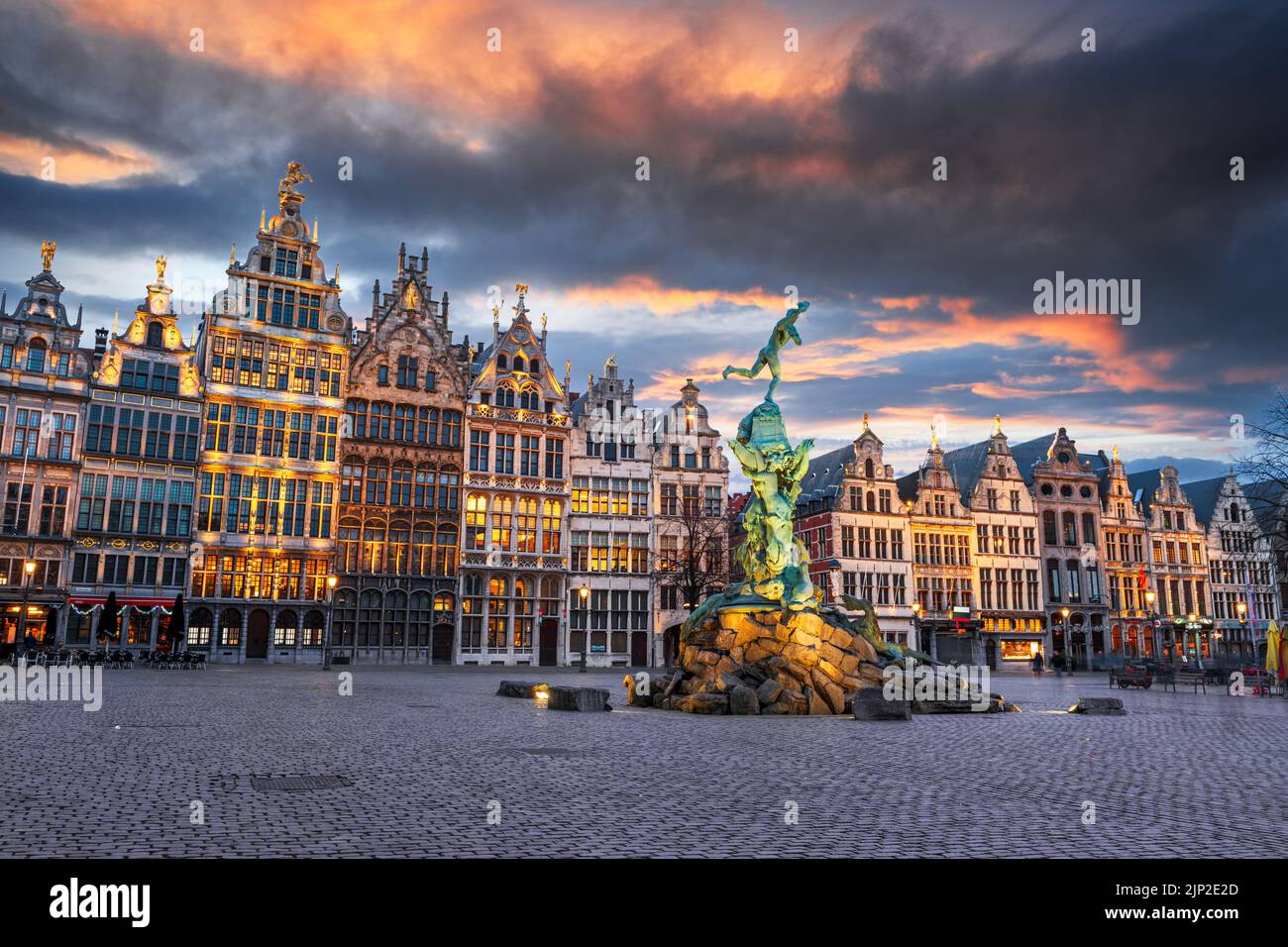 Grote Markt de Amberes, Bélgica al atardecer. Foto de stock