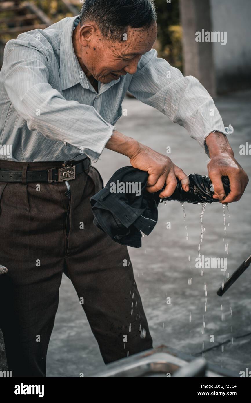 2.000+ Hombre Lava Ropa En La Máquina De Lavado Fotografías de stock, fotos  e imágenes libres de derechos - iStock