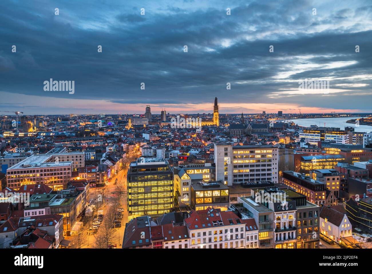 Amberes, Bélgica, paisaje urbano desde arriba en el crepúsculo. Foto de stock