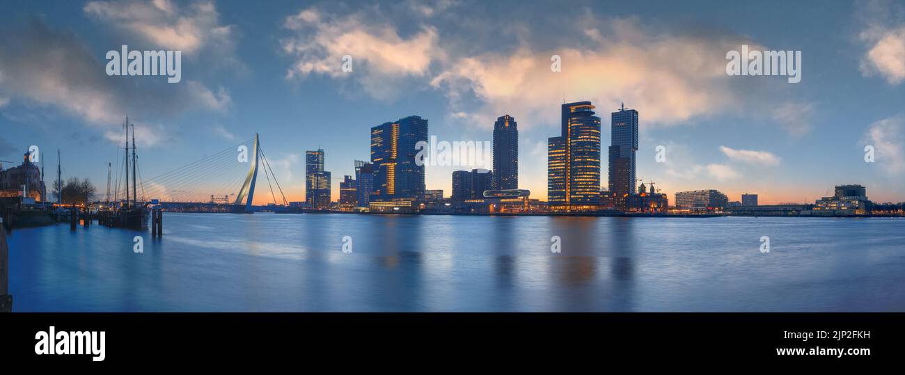 Rotterdam, Países Bajos, horizonte de la ciudad en el río al atardecer. Foto de stock