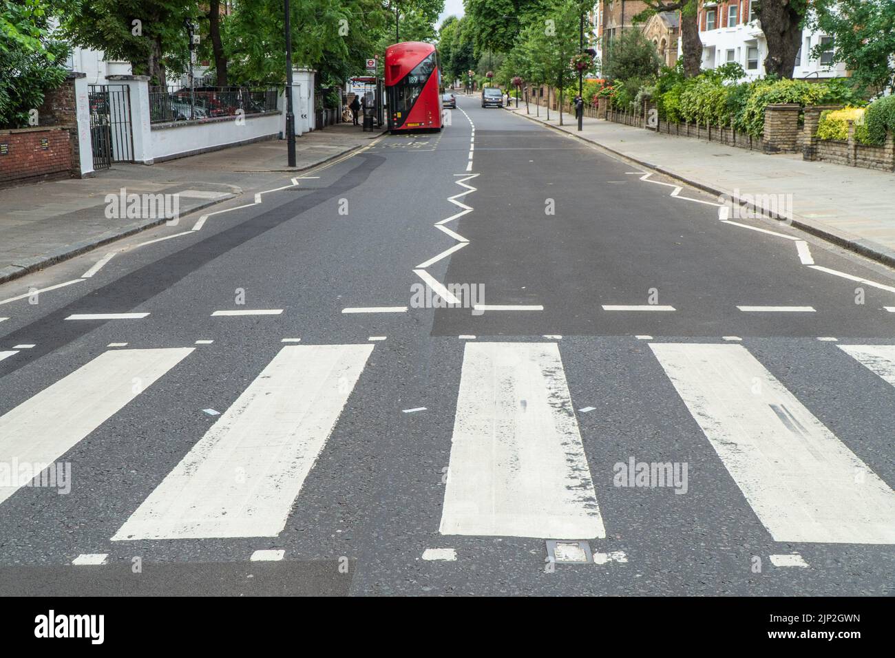 Abbey Road Zebra Crossing como lo utilizó The Beatles para su famosa portada de 1969 Album 'Abbey Road' Foto de stock