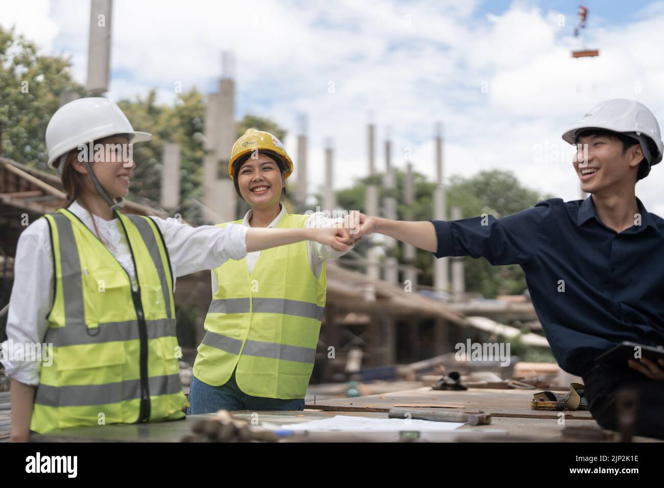 Los ingenieros unen sus manos para construir proyectos exitosos