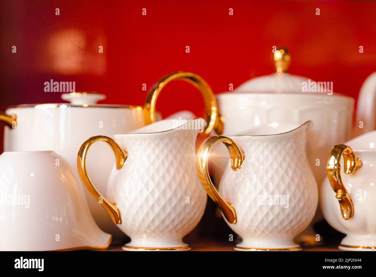 vaso para vertido de leche de cerámica de lujo para mesa de café Foto de stock