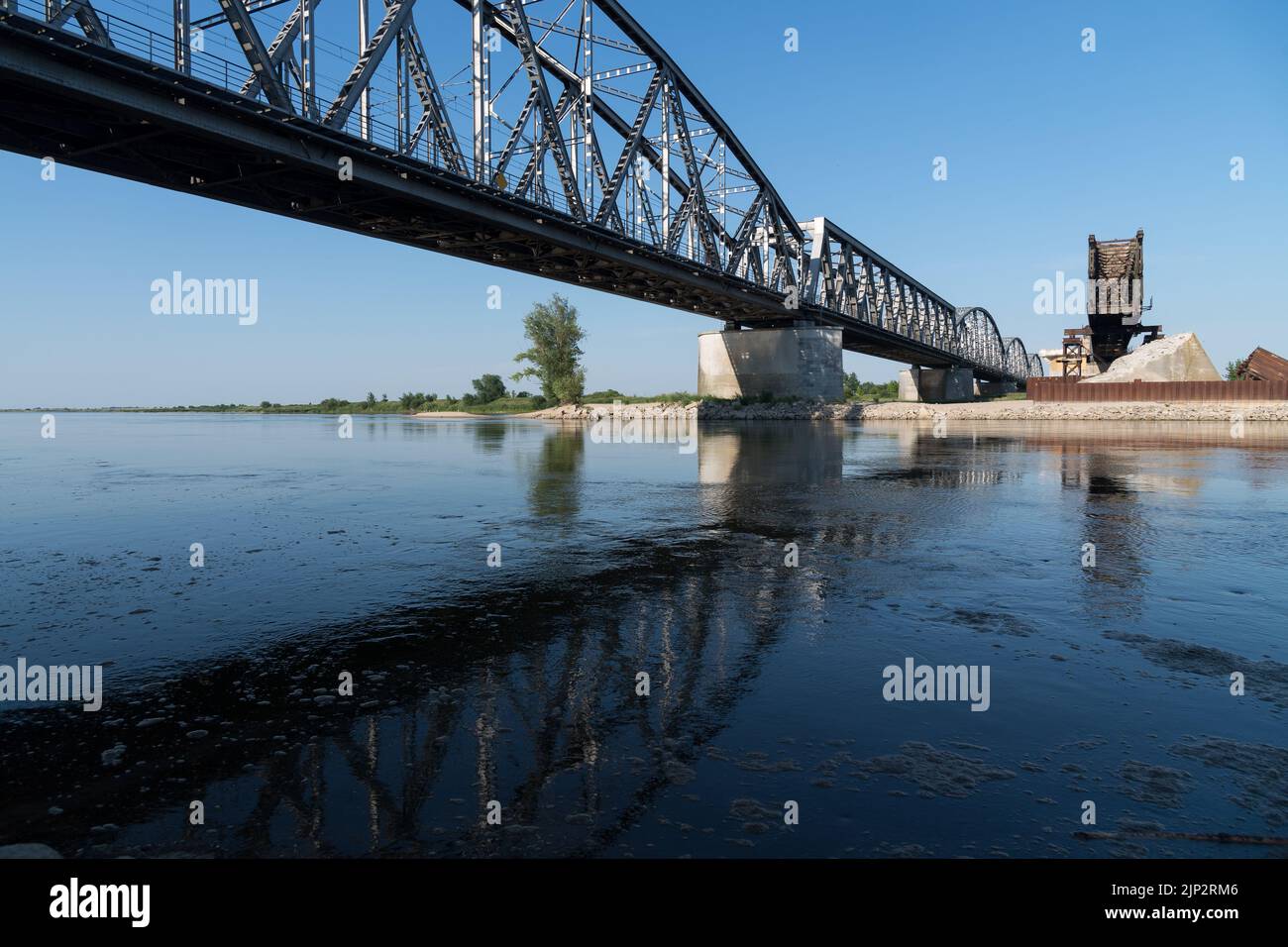 Puente de carretera y puente de ferrocarril sobre el río Vístula en