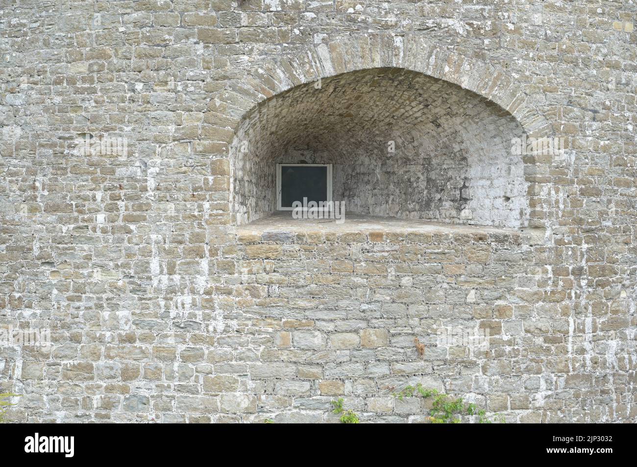 Puerto de Cannon con una ventana en una fortaleza costera de artillería en Kent. Foto de stock
