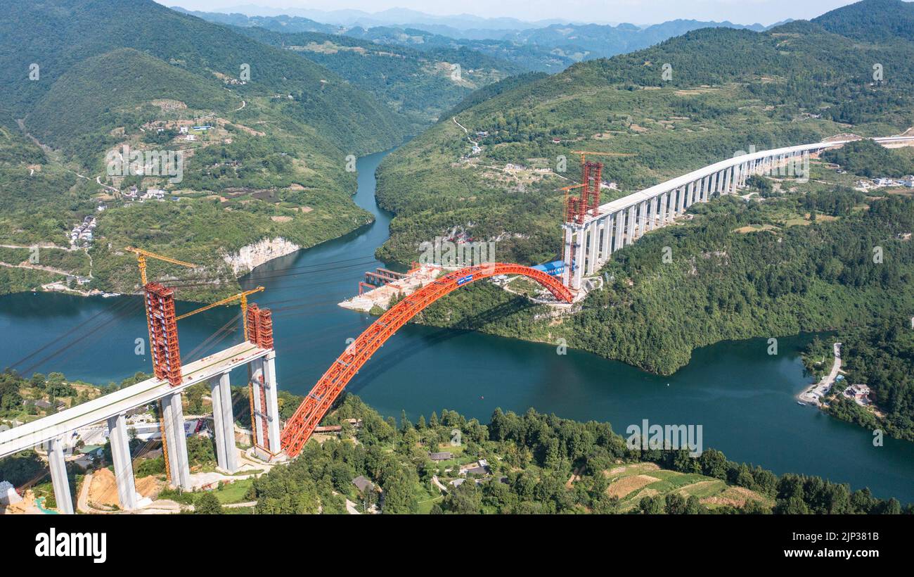 Sinan. 15th de Ago de 2022. Foto aérea tomada el 15 de agosto de 2022 muestra el sitio de construcción para el cierre del gran puente de Wujiang, un proyecto principal de la autopista que une Dejiang y Yuqing, en la provincia de Guizhou, en el suroeste de China. Crédito: Tao Liang/Xinhua/Alamy Live News Foto de stock