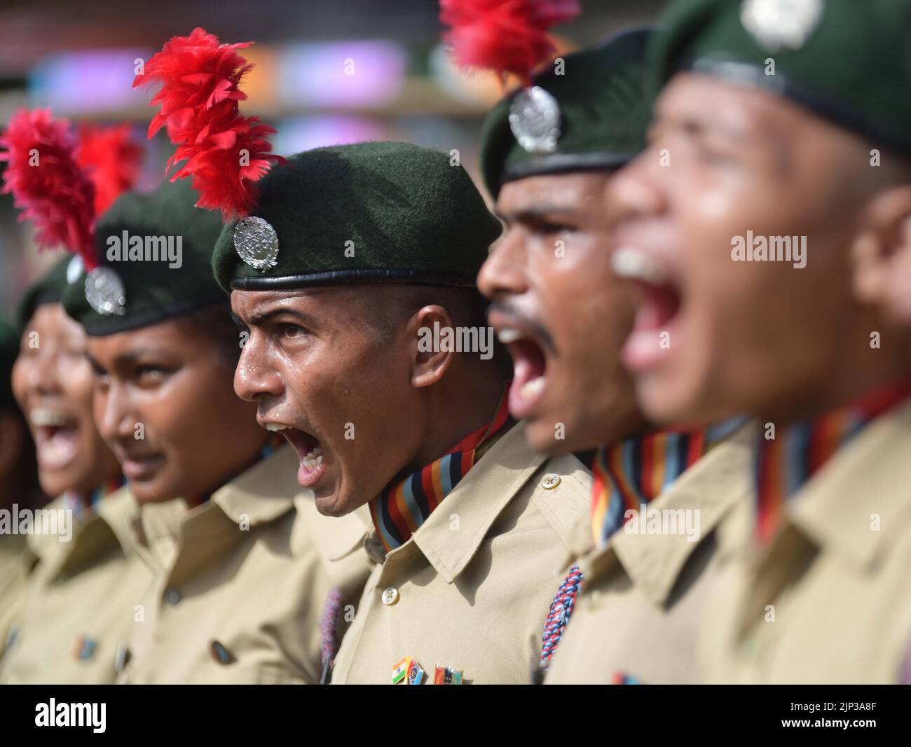 Agartala, estado de Tripura, en el noreste de la India. 15th de Ago de 2022. Los soldados participan en el desfile durante las celebraciones del Día de la Independencia de la India en el campo de los fusiles Assam en Agartala, la capital del estado de Tripura, en el noreste de la India, el 15 de agosto de 2022. Crédito: STR/Xinhua/Alamy Live News Foto de stock