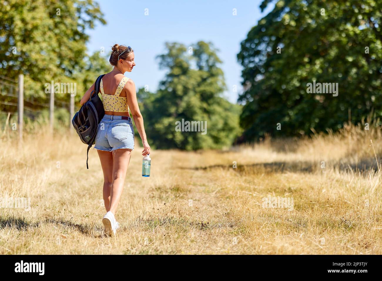 Mujer caminando al aire libre en el campo Foto de stock