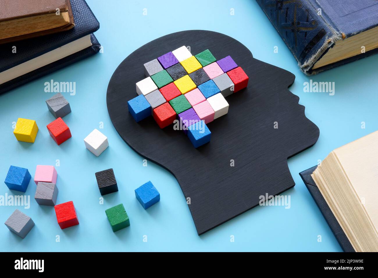 Cubos multicolores en forma de cerebro como símbolo de la mente creativa. Foto de stock
