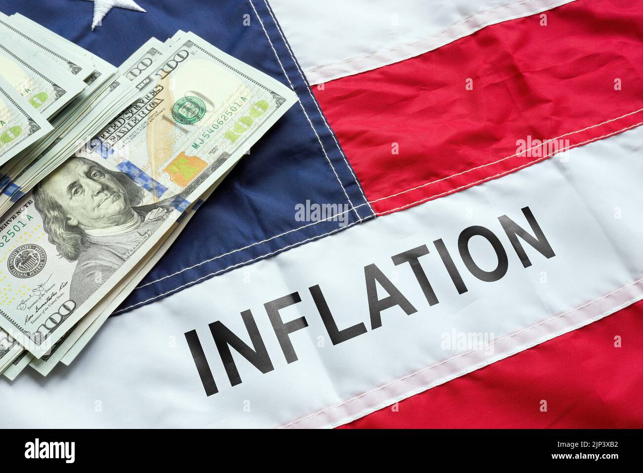 EE.UU. Bandera, la inscripción de la inflación y el dinero. Foto de stock