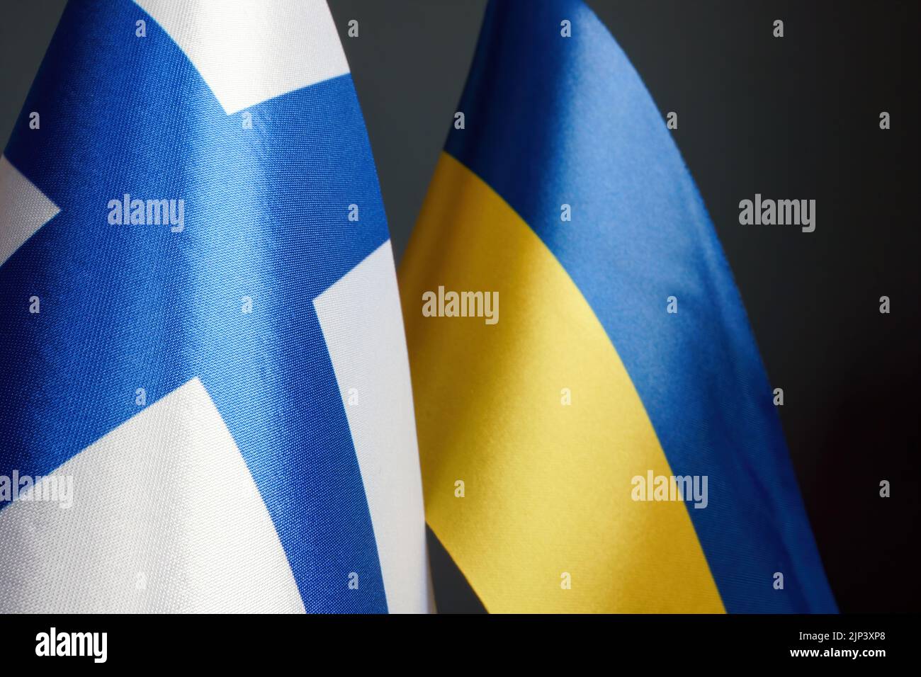 Banderas de Ucrania y Finlandia como concepto de diplomacia. Foto de stock