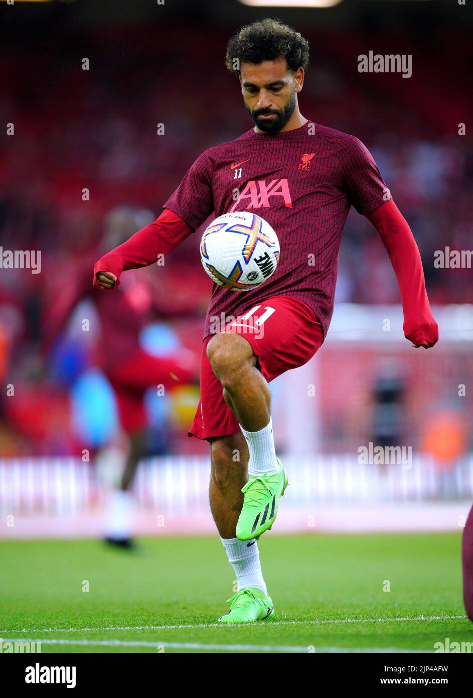 El Liverpool Mohamed Salah se calienta en el campo antes del partido de la Premier League en Anfield, Liverpool. Fecha de la foto: Lunes 15 de agosto de 2022. Foto de stock