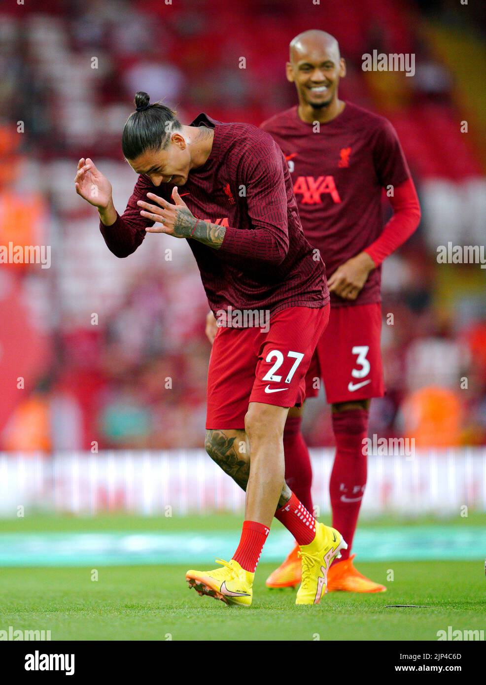 Darwin Nunez del Liverpool (izquierda) y Fabinho se calientan antes del partido de la Premier League en Anfield, Liverpool. Fecha de la foto: Lunes 15 de agosto de 2022. Foto de stock