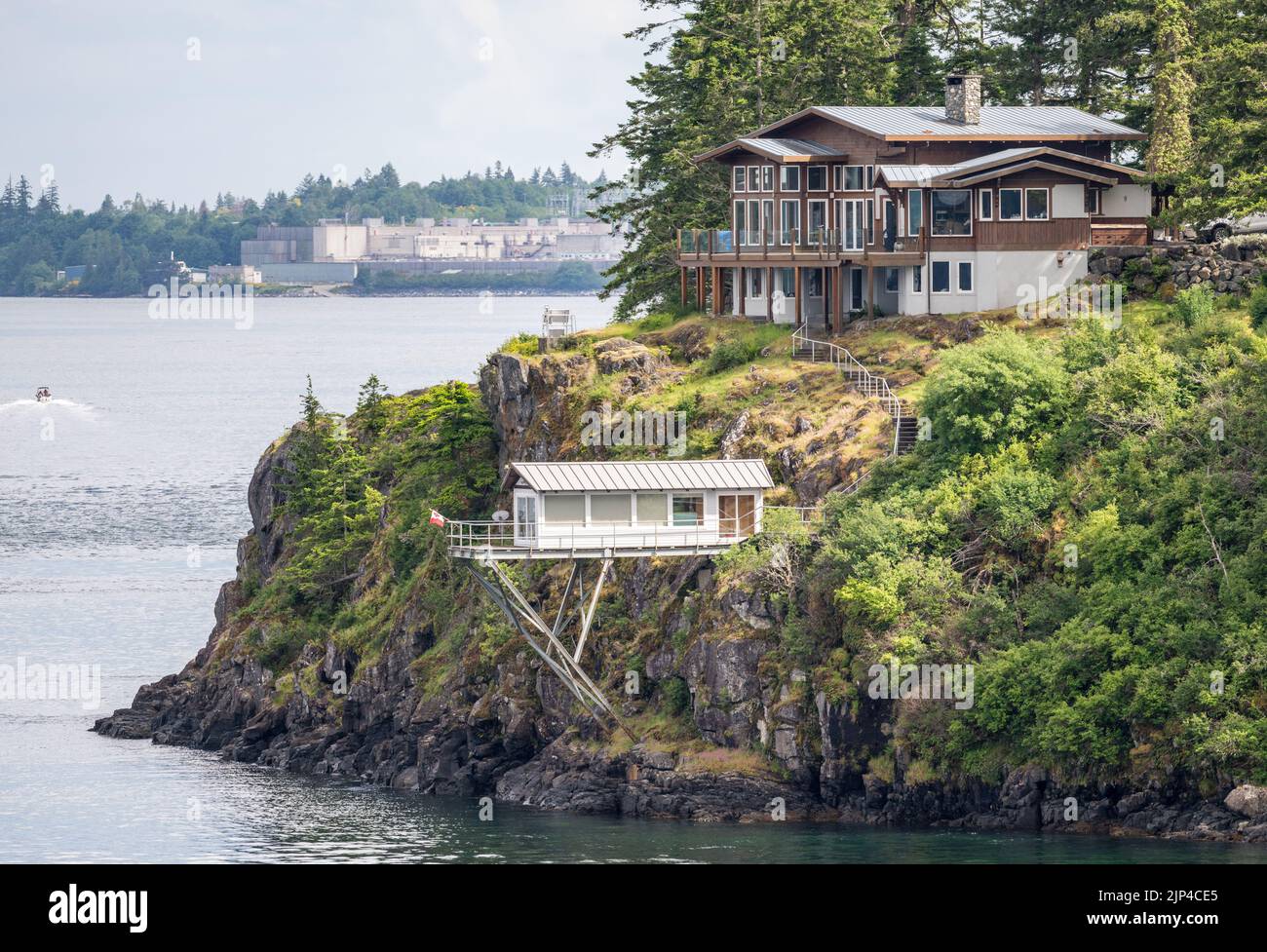 Río Campbell, BC - 11 de junio de 2022. Gran casa en el borde del agua de Discovery Passage en Canadá Foto de stock