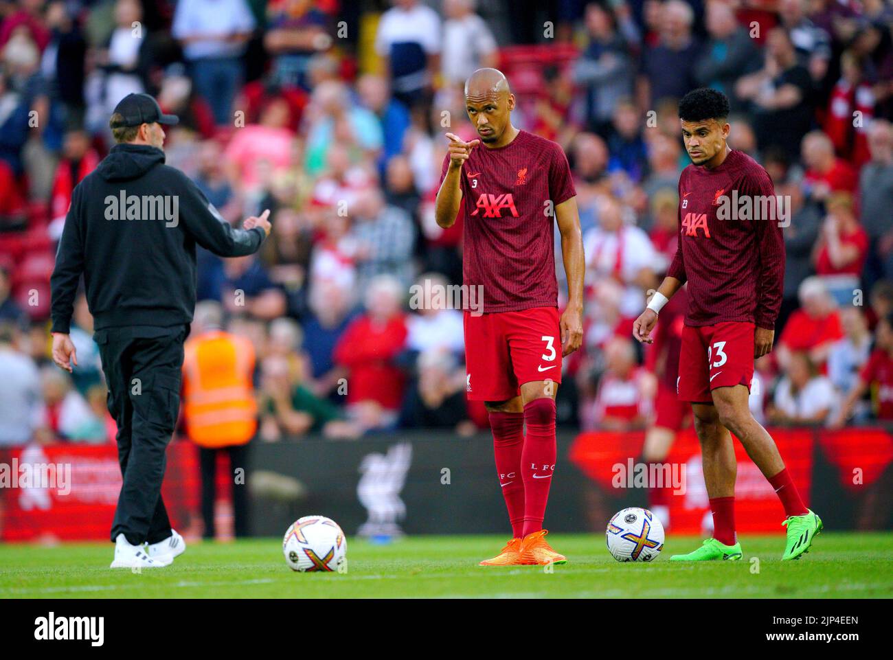 El Fabinho del Liverpool (centro) se calienta antes del partido de la Premier League en Anfield, Liverpool. Fecha de la foto: Lunes 15 de agosto de 2022. Foto de stock