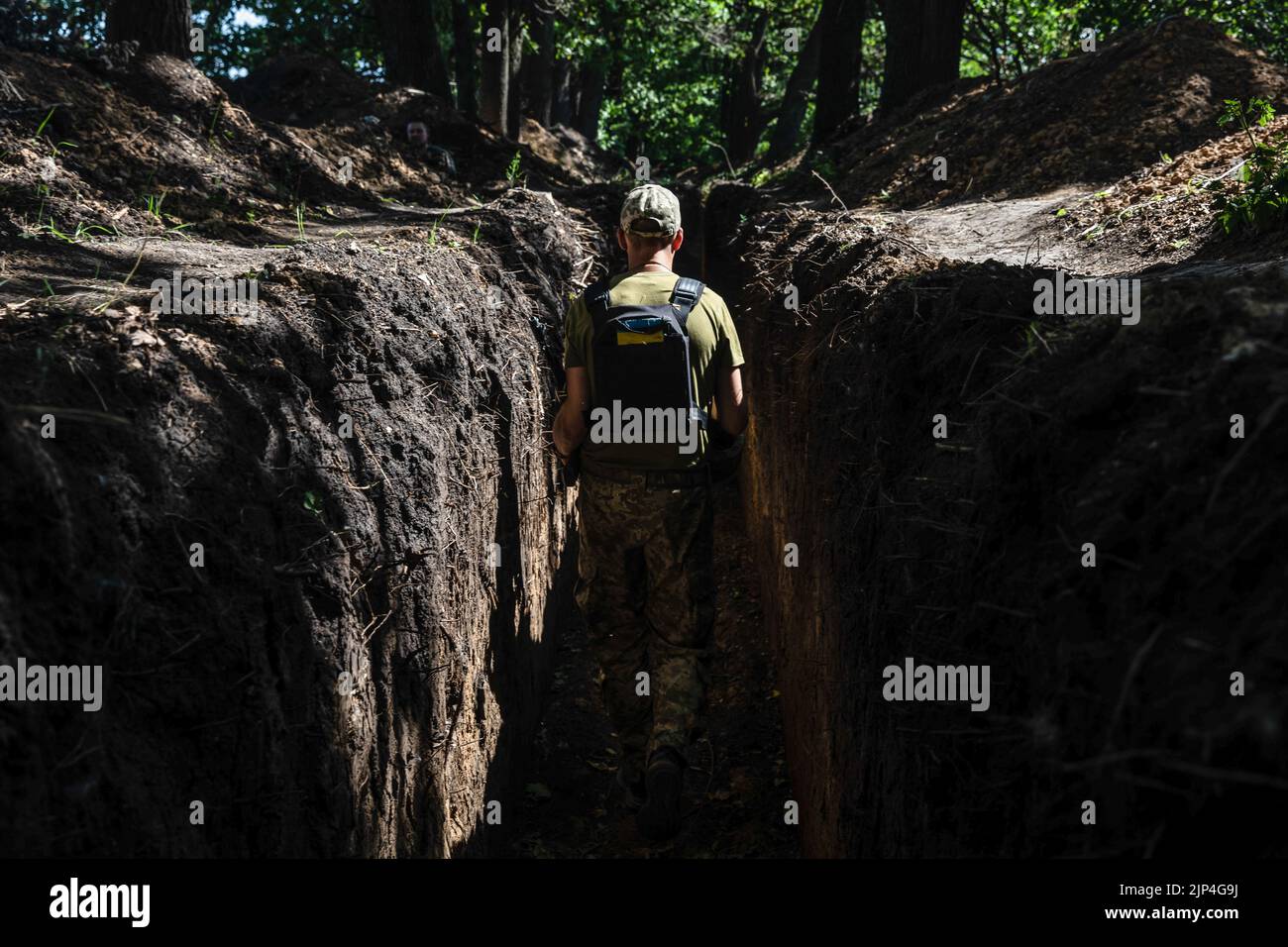 Kharkiv, Ucrania. 31st de julio de 2022. Un soldado de las fuerzas armadas es visto en una trinchera excavada en el borde del bosque. Línea de defensa de las Fuerzas Armadas de Ucrania cerca de Kharkiv, Ucrania. (Imagen de crédito: © Mykhaylo Palinchak/SOPA Images a través DE ZUMA Press Wire) Foto de stock