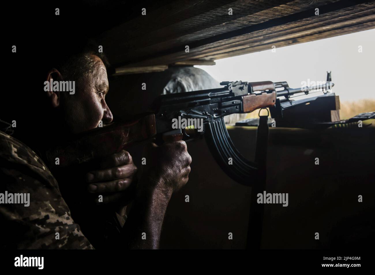 Kharkiv, Ucrania. 31st de julio de 2022. Un soldado de las fuerzas armadas de Ucrania en un refugio con una ametralladora está vigilando la situación del combate. Línea de defensa de las Fuerzas Armadas de Ucrania cerca de Kharkiv, Ucrania. (Imagen de crédito: © Mykhaylo Palinchak/SOPA Images a través DE ZUMA Press Wire) Foto de stock