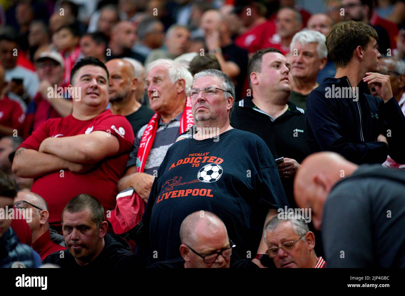 Los fans del Liverpool se sitúan por delante del partido de la Premier League en Anfield, Liverpool. Fecha de la foto: Lunes 15 de agosto de 2022. Foto de stock