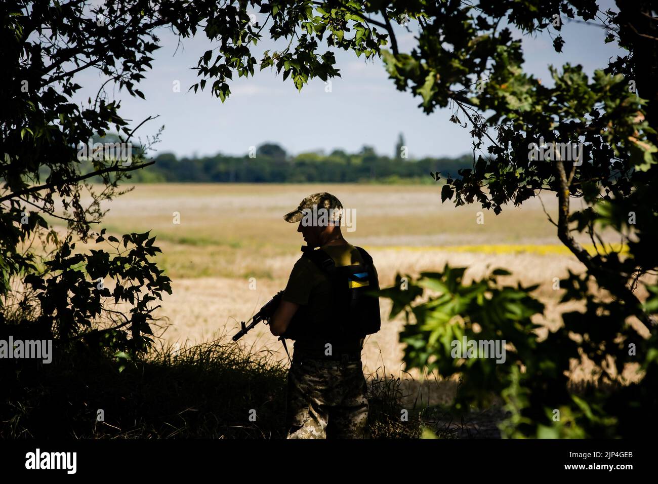 Kharkiv, Ucrania. 31st de julio de 2022. Un guerrero con una ametralladora en guardia en un puesto de combate. Línea de defensa de las Fuerzas Armadas de Ucrania cerca de Kharkiv, Ucrania. (Imagen de crédito: © Mykhaylo Palinchak/SOPA Images a través DE ZUMA Press Wire) Foto de stock