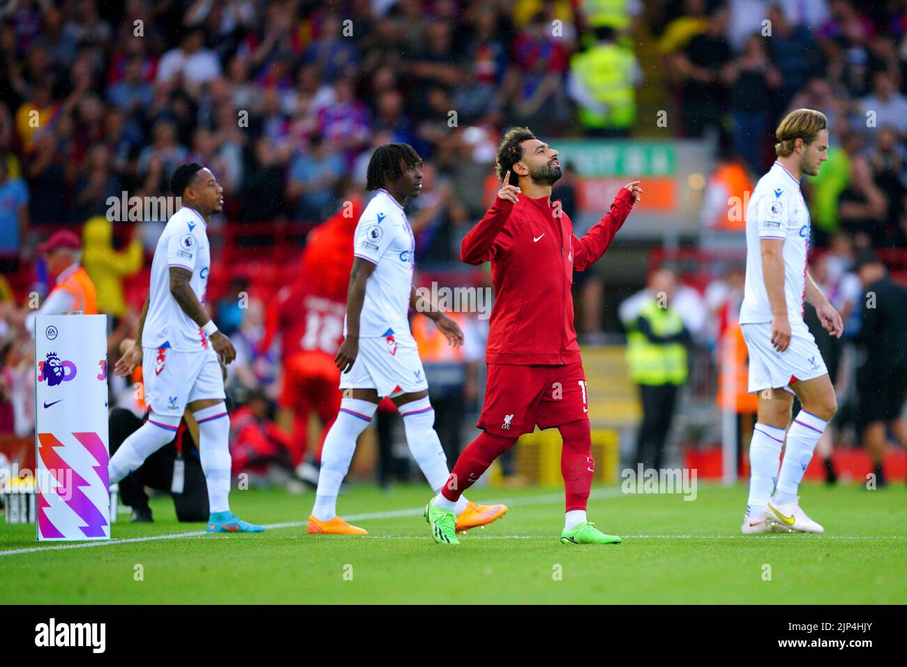 Mohamed Salah del Liverpool hace un gesto mientras sale al campo antes del partido de la Premier League en Anfield, Liverpool. Fecha de la foto: Lunes 15 de agosto de 2022. Foto de stock