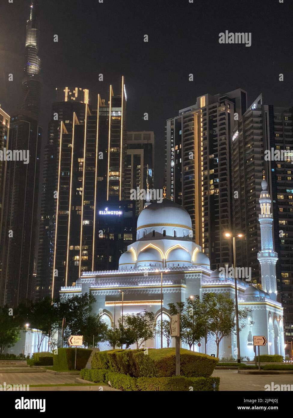 Vista nocturna de la Mezquita de la Bahía de Negocios de Dubai de los Emiratos Árabes Unidos Foto de stock
