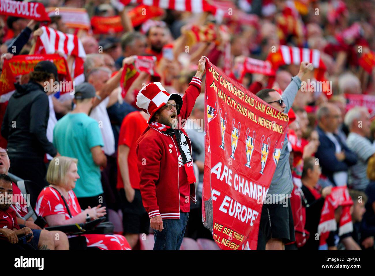 Los fans del Liverpool se sitúan por delante del partido de la Premier League en Anfield, Liverpool. Fecha de la foto: Lunes 15 de agosto de 2022. Foto de stock