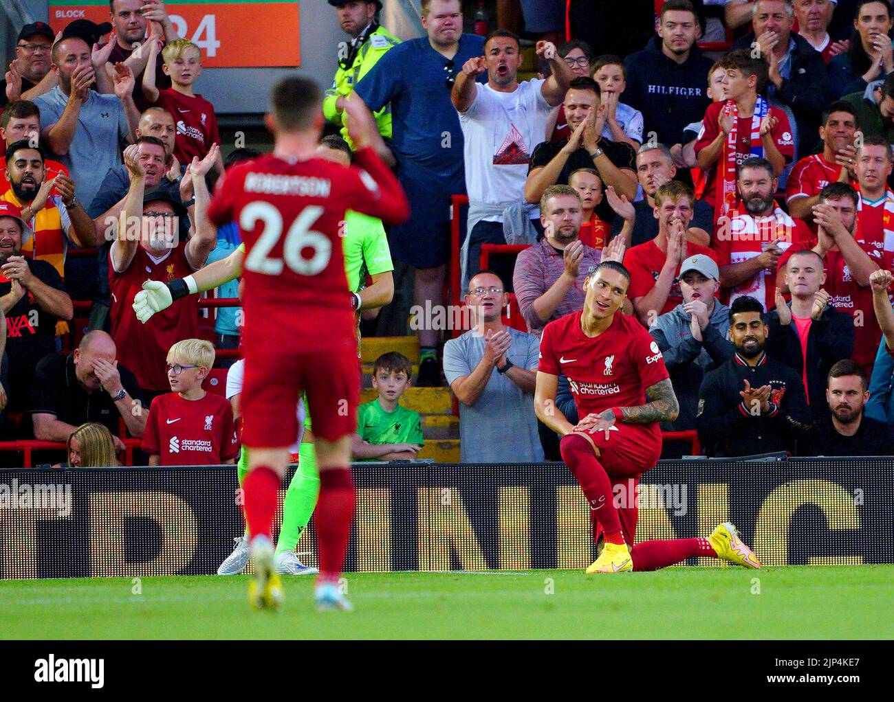 Darwin Nunez (derecha) del Liverpool reacciona después de una oportunidad perdida durante el partido de la Premier League en Anfield, Liverpool. Fecha de la foto: Lunes 15 de agosto de 2022. Foto de stock
