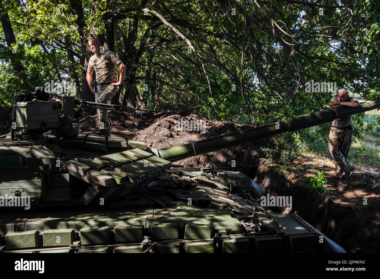 Kharkiv, Ucrania. 31st de julio de 2022. La tripulación del tanque descansa en su tiempo libre cerca del tanque en una trinchera al borde del bosque. Línea de defensa de las Fuerzas Armadas de Ucrania cerca de Kharkiv, Ucrania. (Imagen de crédito: © Mykhaylo Palinchak/SOPA Images a través DE ZUMA Press Wire) Foto de stock