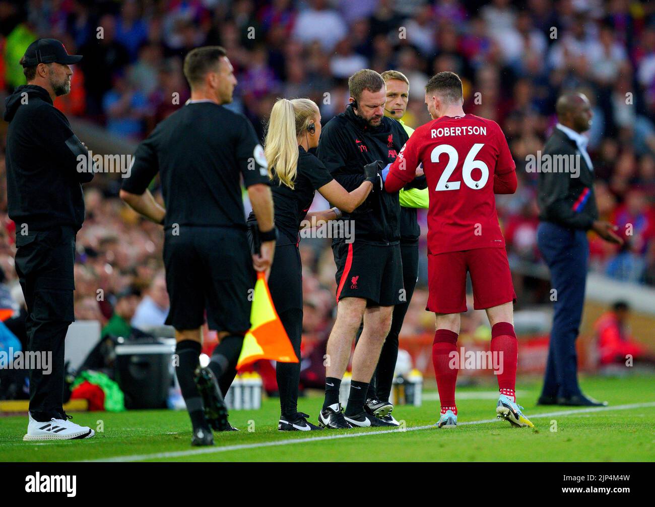 Andrew Robertson de Liverpool recibe atención médica durante el partido de la Premier League en Anfield, Liverpool. Fecha de la foto: Lunes 15 de agosto de 2022. Foto de stock