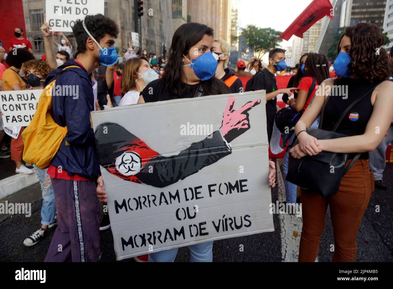 11 de agosto de 2022, SÃ Paulo, SÃ Paulo, Brasil: SAO PAULO, BRASIL - 11 DE AGOSTO: La gente realiza una manifestación contra el presidente brasileño Jair Bolsonaro y en defensa de la democracia y las elecciones en la Avenida Paulista de Sao Paulo, Brasil, el 11 de agosto de 2022. Con la participación de movimientos sociales, estudiantes y trabajadores, los manifestantes exhibieron carteles y pancartas contra el gobierno. (Imagen de crédito: © Cris Faga/ZUMA Press Wire) Foto de stock
