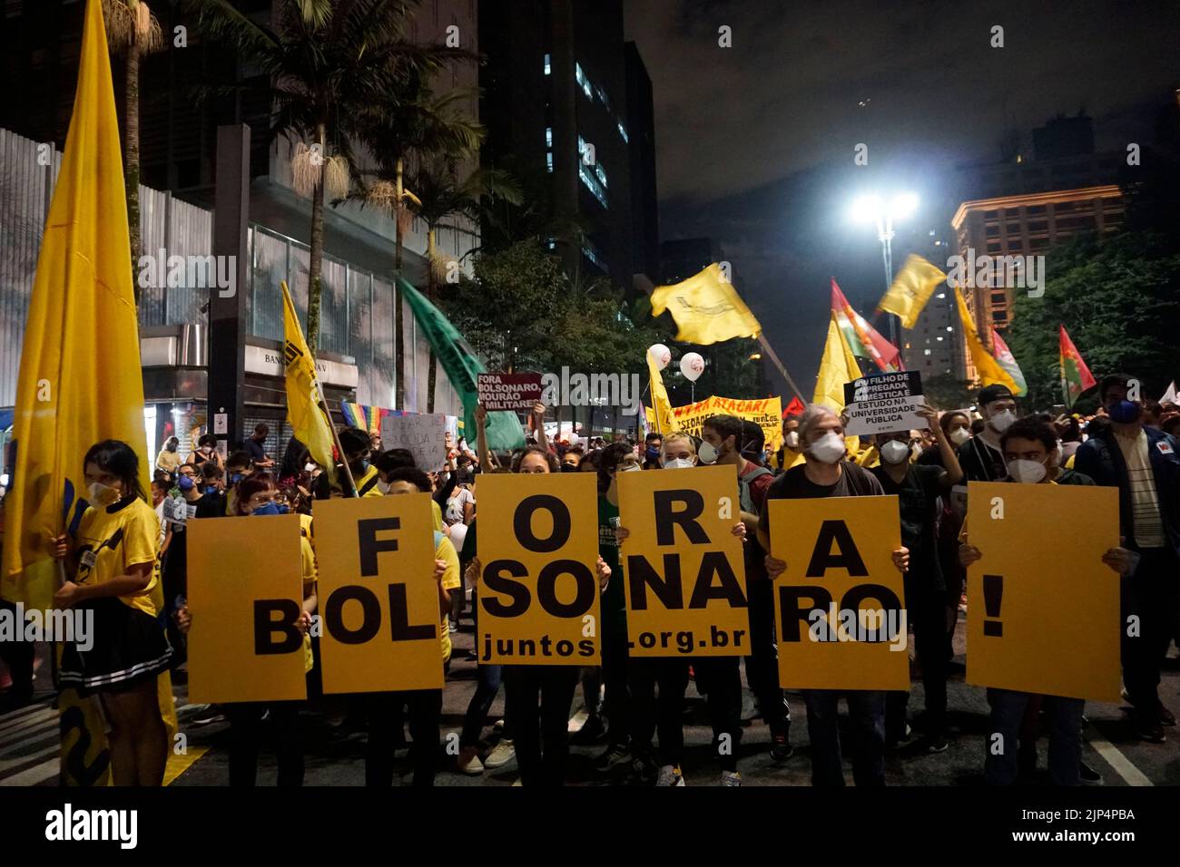 11 de agosto de 2022, SÃ Paulo, SÃ Paulo, Brasil: SAO PAULO, BRASIL - 11 DE AGOSTO: La gente realiza una manifestación contra el presidente brasileño Jair Bolsonaro y en defensa de la democracia y las elecciones en la Avenida Paulista de Sao Paulo, Brasil, el 11 de agosto de 2022. Con la participación de movimientos sociales, estudiantes y trabajadores, los manifestantes exhibieron carteles y pancartas contra el gobierno. (Imagen de crédito: © Cris Faga/ZUMA Press Wire) Foto de stock