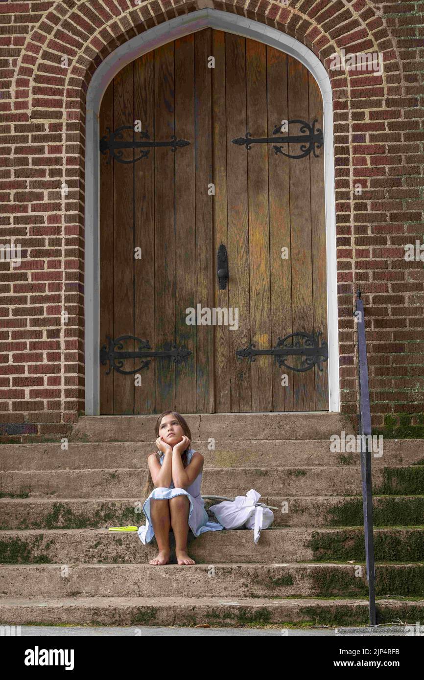 Cornelius, NC, EE.UU. 29th de junio de 2022. Un niño sin hogar, hambriento, abandonado y fugitivo busca comida y refugio frente a una iglesia (Imagen de Crédito: © Walter G. Arce Sr./ZUMA Press Wire) Foto de stock