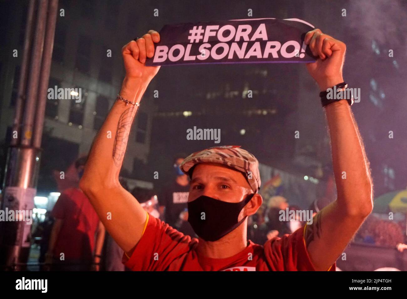 11 de agosto de 2022, SÃ Paulo, SÃ Paulo, Brasil: SAO PAULO, BRASIL - 11 DE AGOSTO: La gente realiza una manifestación contra el presidente brasileño Jair Bolsonaro y en defensa de la democracia y las elecciones en la Avenida Paulista de Sao Paulo, Brasil, el 11 de agosto de 2022. Con la participación de movimientos sociales, estudiantes y trabajadores, los manifestantes exhibieron carteles y pancartas contra el gobierno. (Imagen de crédito: © Cris Faga/ZUMA Press Wire) Foto de stock