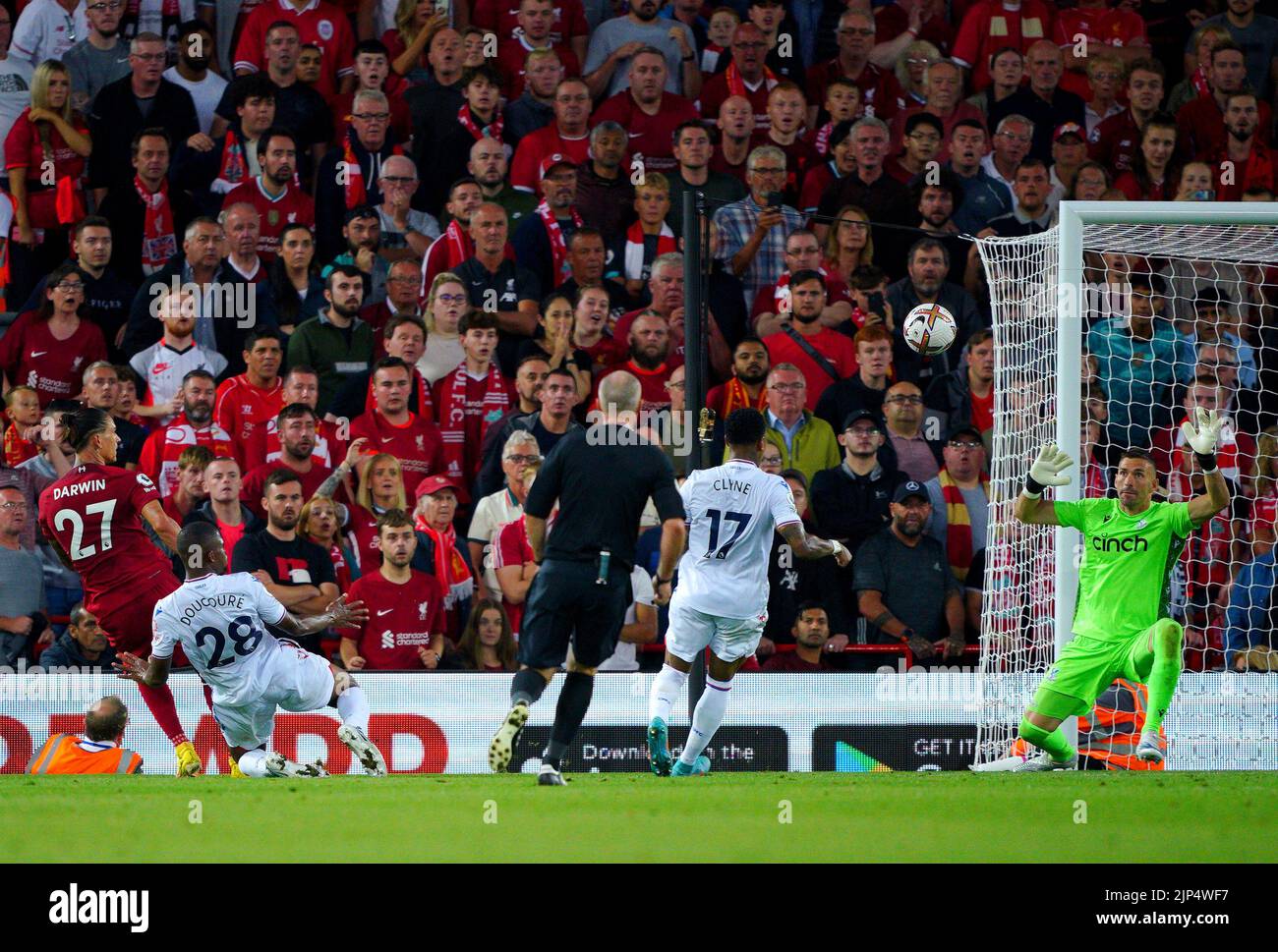 Darwin Nunez (izquierda) del Liverpool intenta un tiro al gol durante el partido de la Premier League en Anfield, Liverpool. Fecha de la foto: Lunes 15 de agosto de 2022. Foto de stock