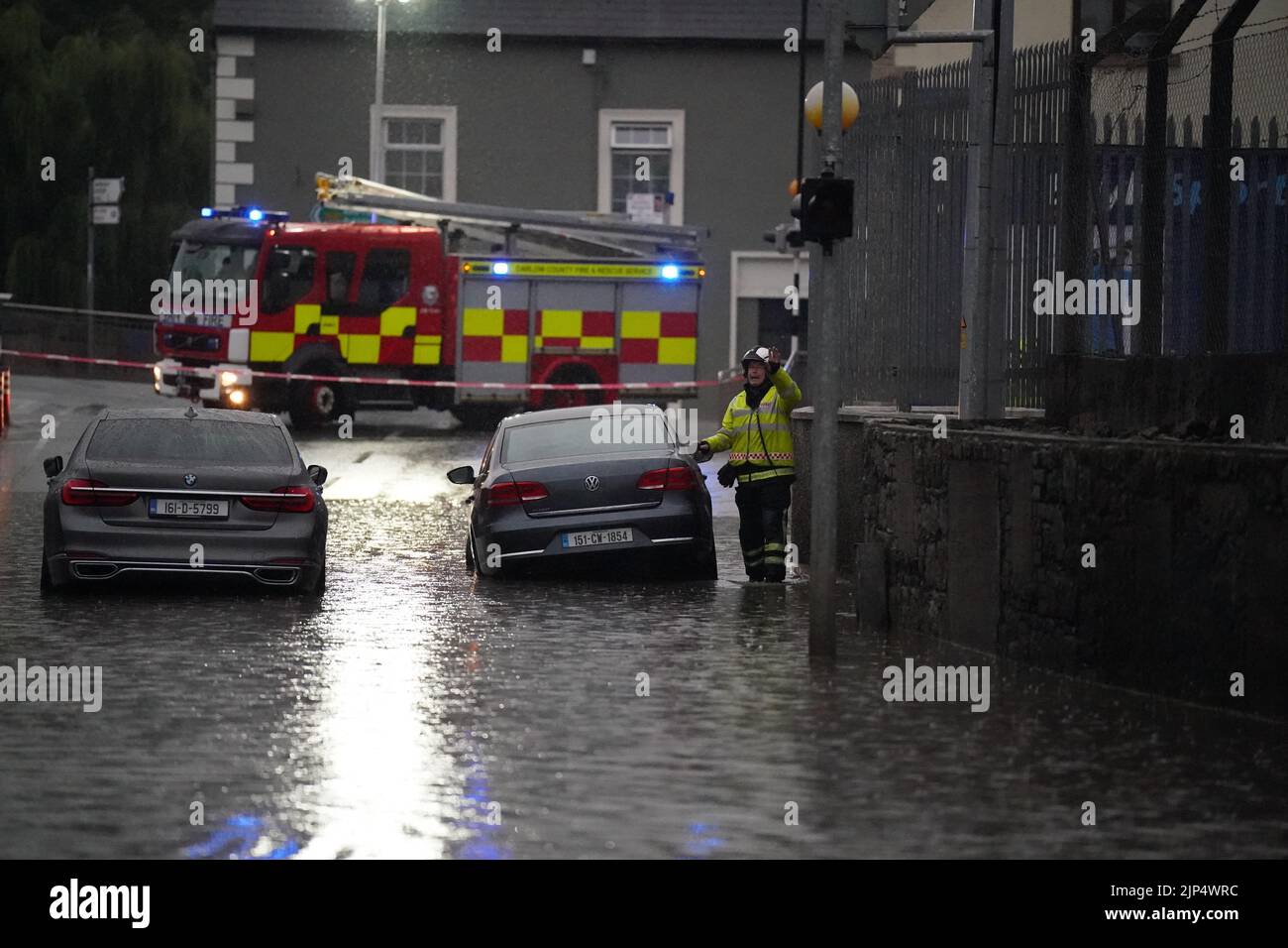 Inundaciones localizadas en Tullow, Co Carlow en la República de Irlanda. Fuertes lluvias e inundaciones han golpeado partes de la República de Irlanda, ya que las tormentas eléctricas marcaron el final de la ola de calor. Fecha de la foto: Lunes 15 de agosto de 2022. Foto de stock
