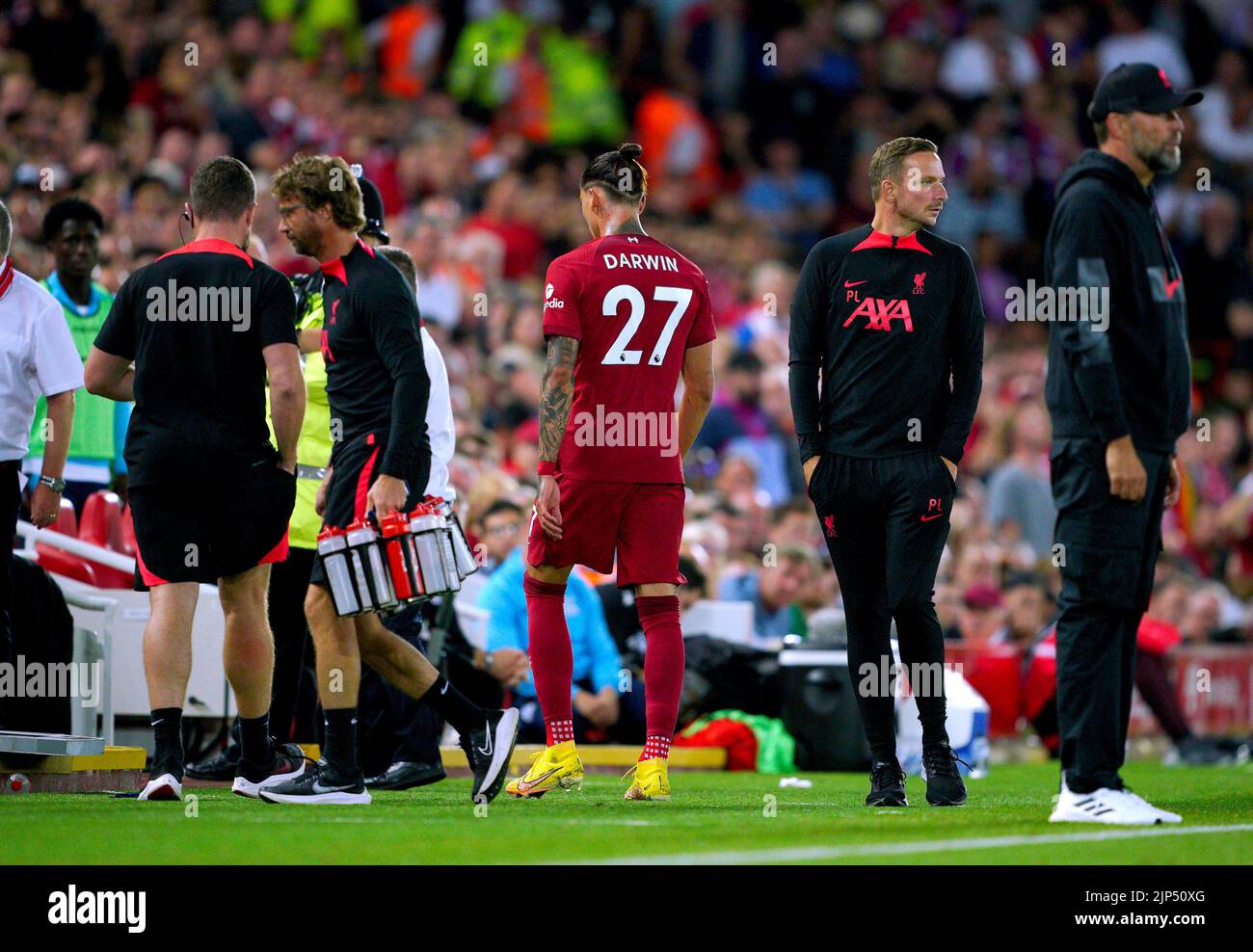 Darwin Nunez (centro) del Liverpool abandona el campo después de recibir una tarjeta roja durante el partido de la Premier League en Anfield, Liverpool. Fecha de la foto: Lunes 15 de agosto de 2022. Foto de stock